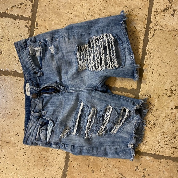 Forever 21 distressed jean shorts - Picture 2 of 4